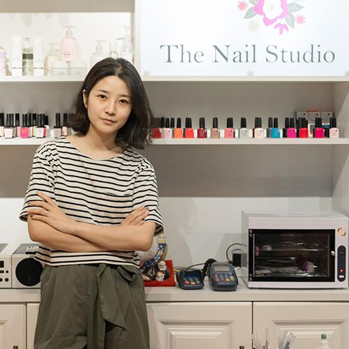 Sofia, nail boutique owner working with our private label nail glue factory